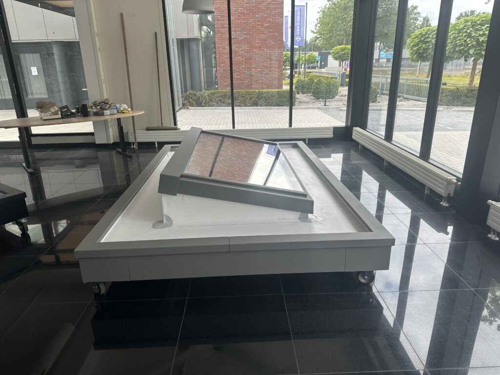 Lichtstraat als showmodel in de showroom van ALU-Lichtstraten in Hengelo