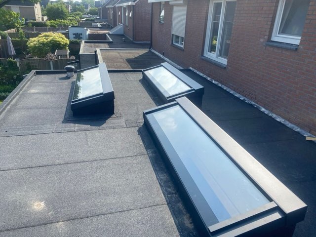 Meerdere lichtstraten op de platte daken van rijwoningen