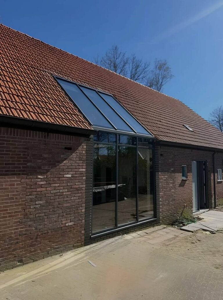 Lichtstraat in een pannendak boven een glazen gevel