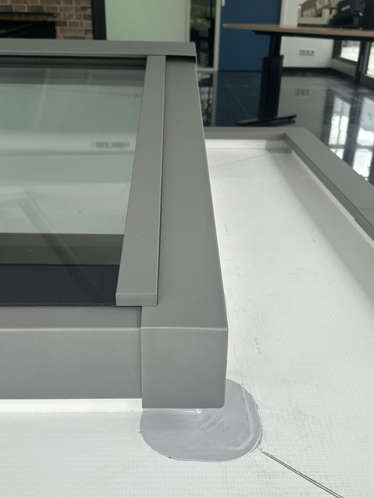 Hoek van een aluminium lichtstraatprofiel in de showroom van ALU-Lichtstraten