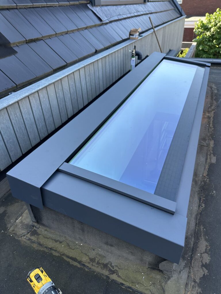 Antraciet lichtstraat op een opstand op een plat dak