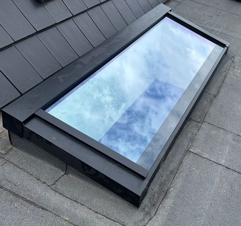 Zwarte lichtstraat naast een leien dak