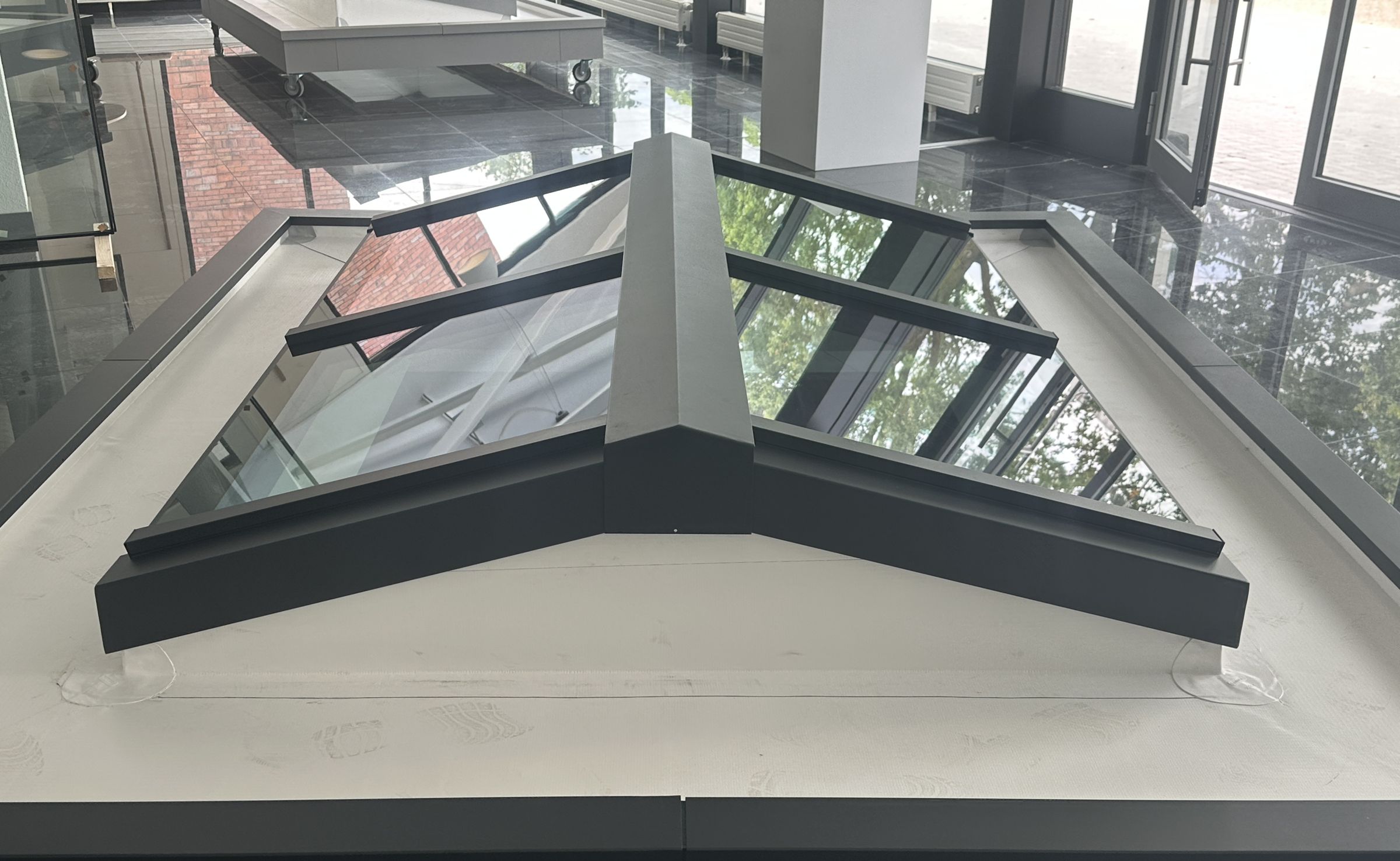 Antraciet zadeldaklichtstraat in de showroom van ALU-Lichtstraten in Hengelo